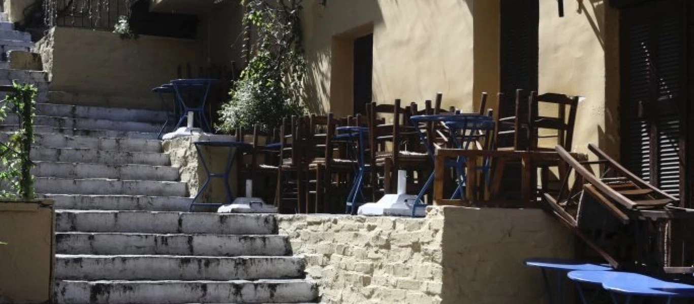 «Τουρίστες βλέπουμε με το κιάλι» λένε απεγνωσμένοι καταστηματάρχες: Έρημοι οι δρόμοι στην Πλάκα (βίντεο)